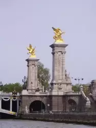 Мост Александра III, катание на корабликах по Сене