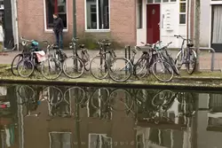 Велосипеды стоят почти в воде
