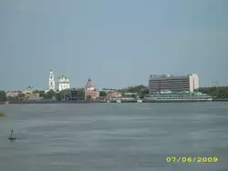 Астрахань, Волга, вид на кремль и речной вокзал