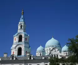 Купола Спасо-Преображенского собора и колокольня