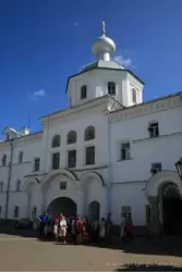 Петропавловская церковь над Святыми воротами