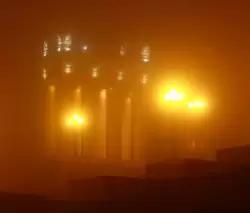Пропилея центральной лестнице в тумане вечером