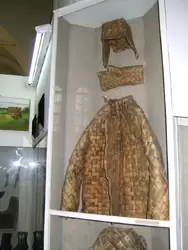 Краеведческий музей Вытегры — верхняя часть костюма из бересты: пиджачок, ушанка и варежки